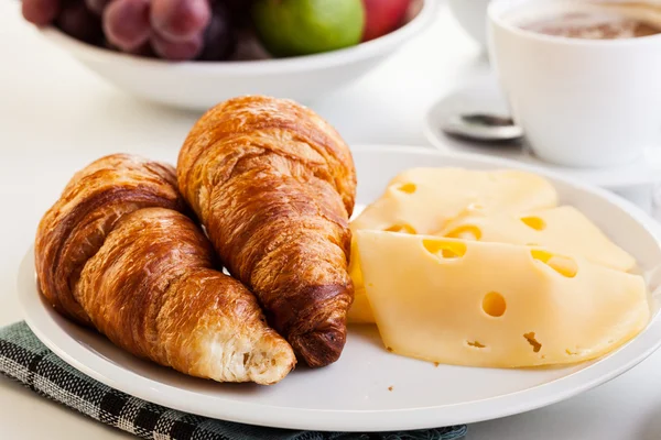 Croissants com queijo, frutas e café — Fotografia de Stock