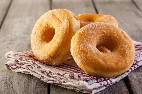 Ontbijt met donuts en honing — Stockfoto