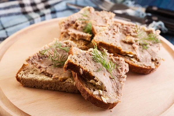 Sneetjes brood met gebakken pate — Stockfoto