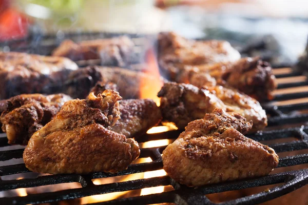 Grilling chicken wings on barbecue grill — Stock Photo, Image