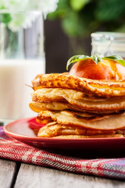 Crêpes au miel, fruits et verre de lait — Photo