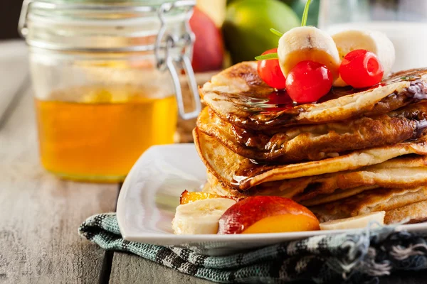 Panquecas com molho de chocolate fruta e copo de leite — Fotografia de Stock