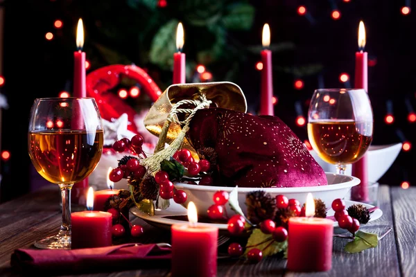 De gift van Kerstmis in servies aan de tafel — Stockfoto