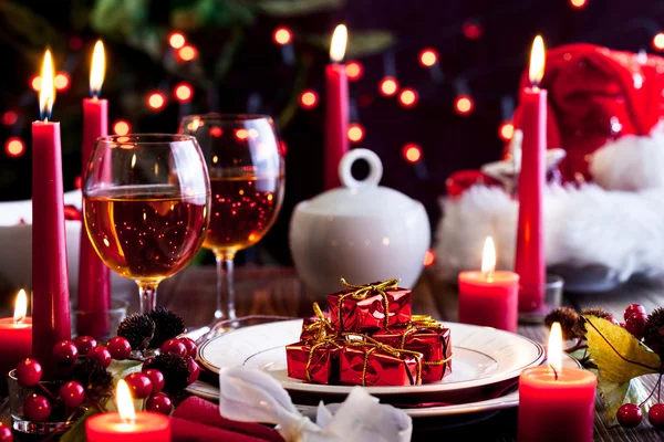 Weihnachtsgeschenk im Geschirr am Tisch — Stockfoto