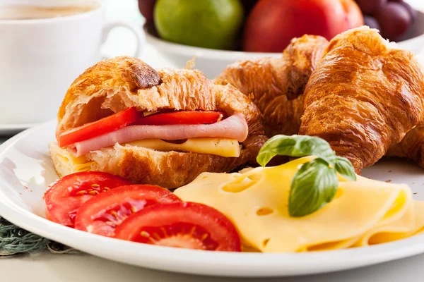 Ontbijt heks croissant, kaas en warme koffie — Stockfoto