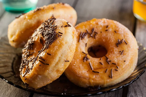 Café da manhã com donuts e mel — Fotografia de Stock