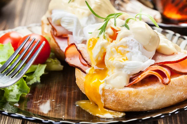 Huevos Benedict en magdalenas tostadas con jamón — Foto de Stock