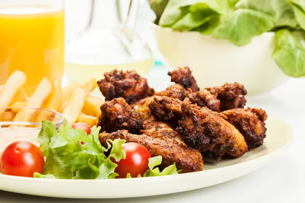 Kippenvleugels met frietjes Franse en pikante saus — Stockfoto