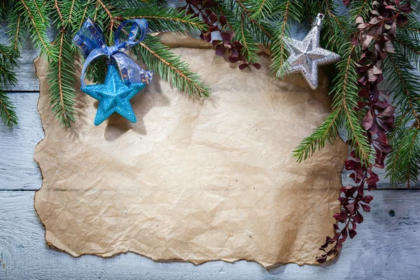 Cartão de Natal com decoração em uma placa de madeira — Fotografia de Stock