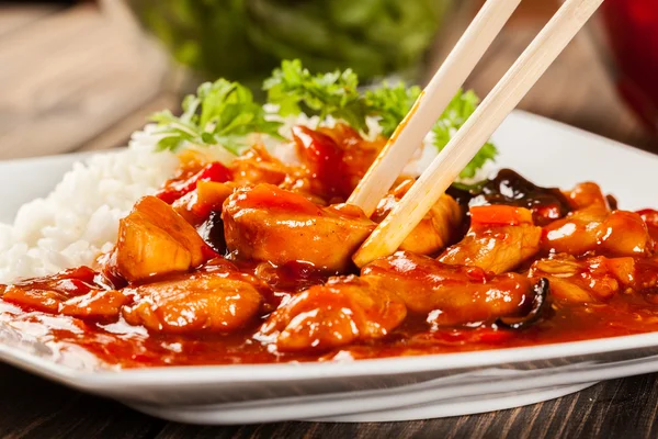 Sweet and sour chicken with rice — Stock Photo, Image