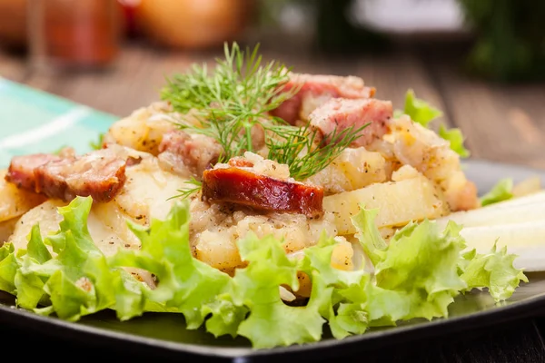 Картофель с сосисками и беконом — стоковое фото