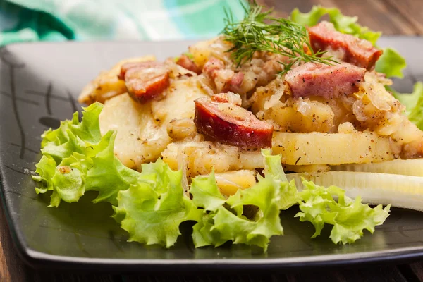 Gratinerad potatis med korv och bacon — Stockfoto