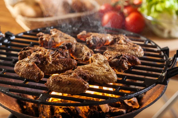 Asar alas de pollo en la parrilla barbacoa — Foto de Stock