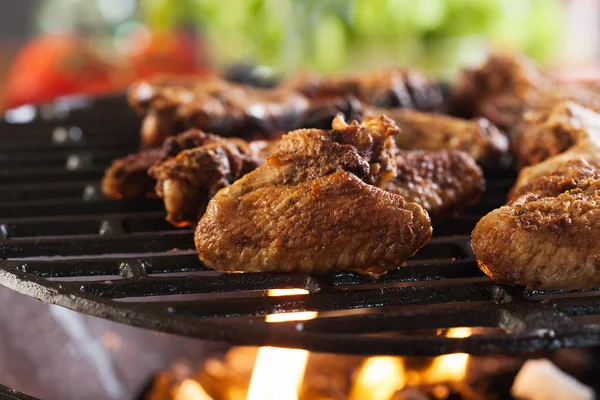 Grillen kippenvleugels op de barbecue grill — Stockfoto