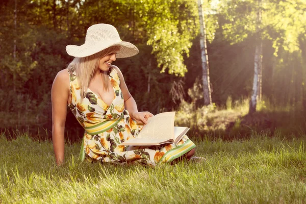 Woman reading book in outdoor — Stock Photo, Image