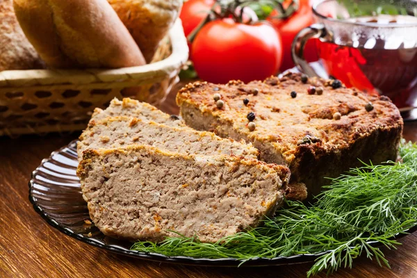 Pâté de viande traditionnel délicieux avec des légumes — Photo