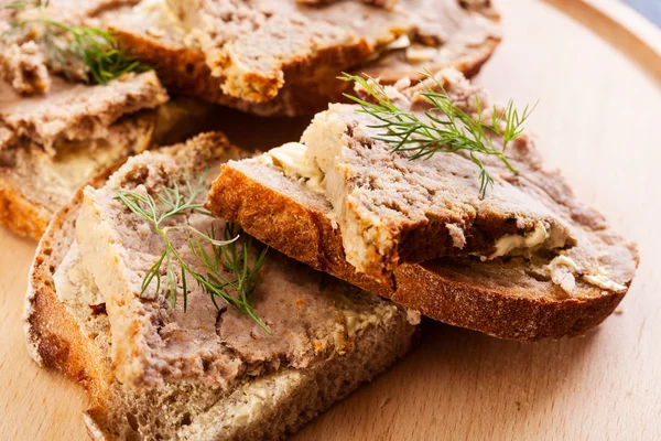 Brotscheiben mit gebackener Pastete — Stockfoto