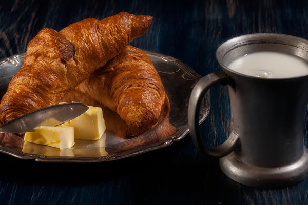 Croissants au beurre et un verre de lait — Photo