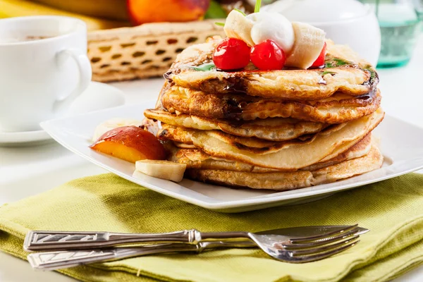 Panquecas com molho de chocolate frutas e café — Fotografia de Stock