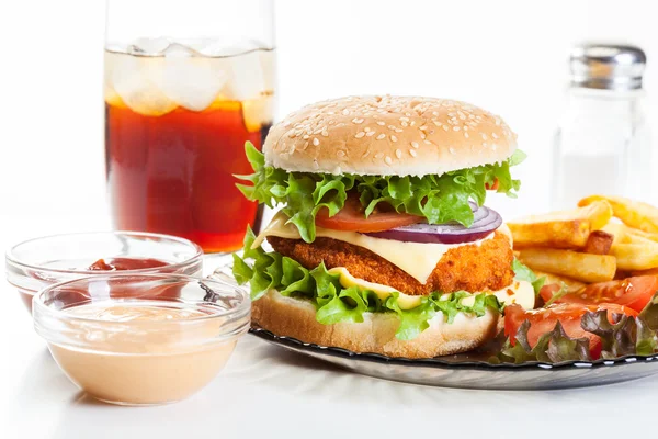 Tavuk burger ve kola bardak — Stok fotoğraf