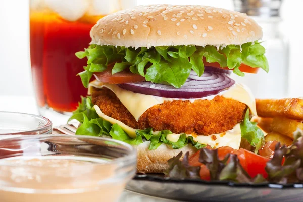 Hamburguesa de pollo y vaso de cola —  Fotos de Stock