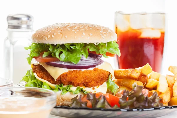 Kip hamburger en glas cola — Stockfoto