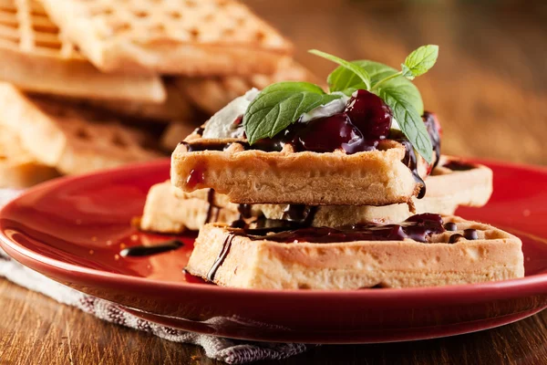 Gofres con salsa de chocolate, crema batida y confitura — Foto de Stock