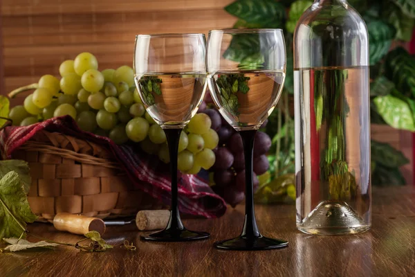 Botella y vasos de vino blanco — Foto de Stock