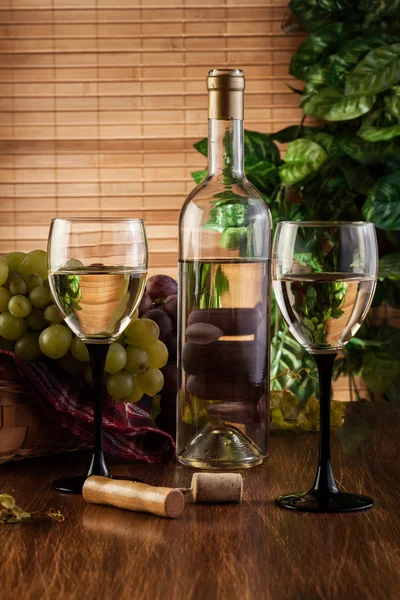 Láhve a sklenice bílého vína — Stock fotografie