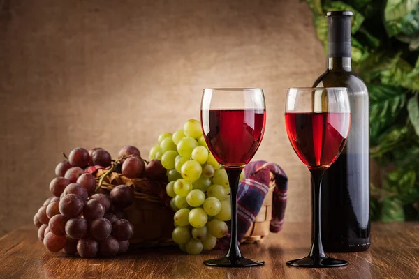 Sklenice červeného vína a láhev — Stock fotografie