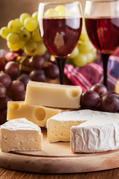 Queso con botella y copas de vino tinto —  Fotos de Stock