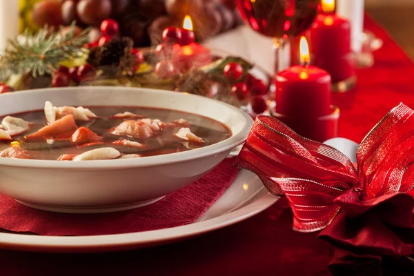 Borscht rojo de Navidad con albóndigas rellenas de carne — Foto de Stock