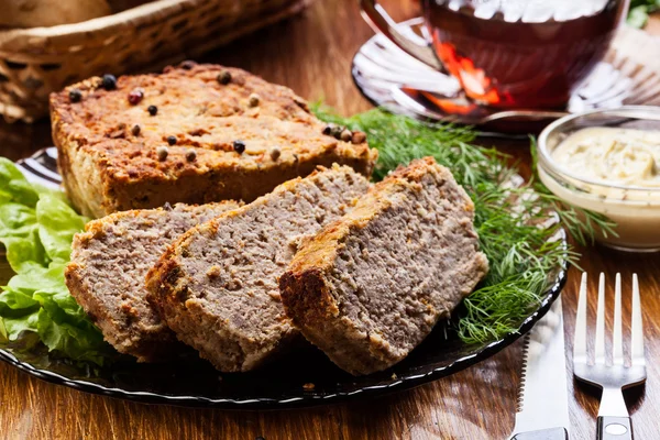 Традиционный вкусный мясной паштет с овощами — стоковое фото
