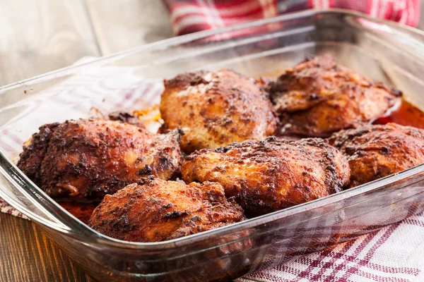 Roasted chicken drumsticks in casserole dish — Stock Photo, Image