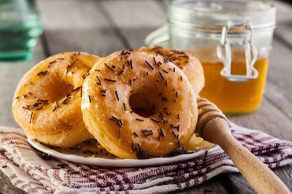 Café da manhã com donuts e mel — Fotografia de Stock