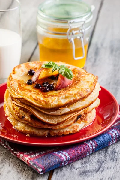 Crêpes au miel, fruits et verre de lait — Photo