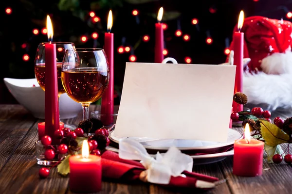 Kerstkaart in servies aan de tafel — Stockfoto