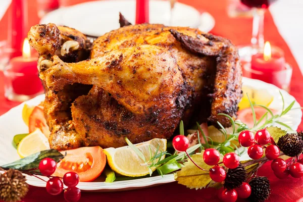 Печёная курица на рождественский ужин — стоковое фото