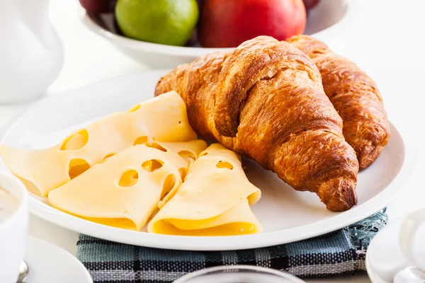 Croissants met kaas, fruit en koffie — Stockfoto