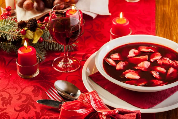 Borscht rojo de Navidad con albóndigas rellenas de carne —  Fotos de Stock