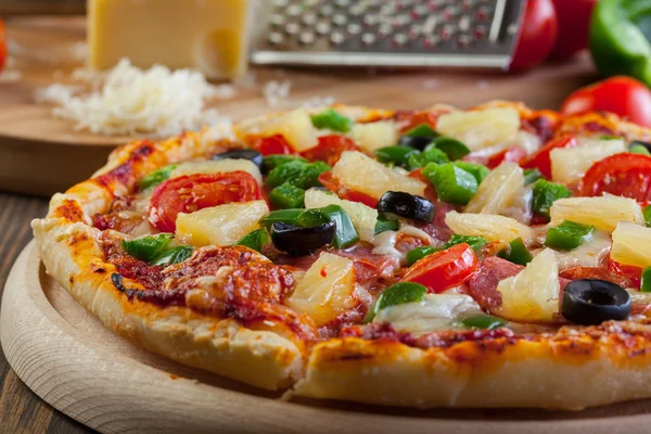 Fresh baked pizza hawaii — Stock Photo, Image