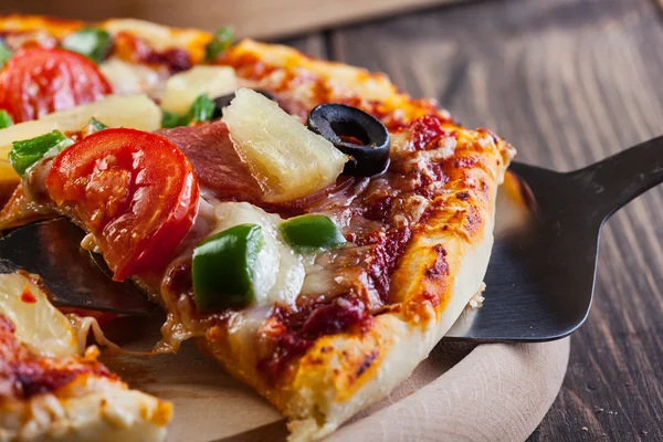 Świeżo pieczone pizza hawaii — Zdjęcie stockowe