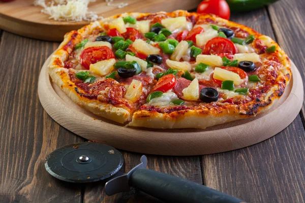 Frisch gebackene Pizza Hawaii — Stockfoto