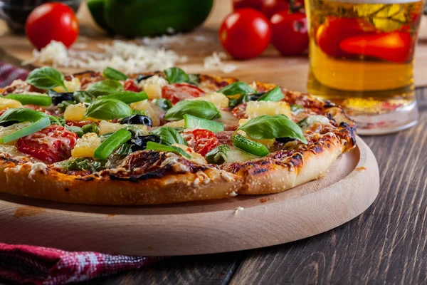 Pizza hawaii med öl — Stockfoto