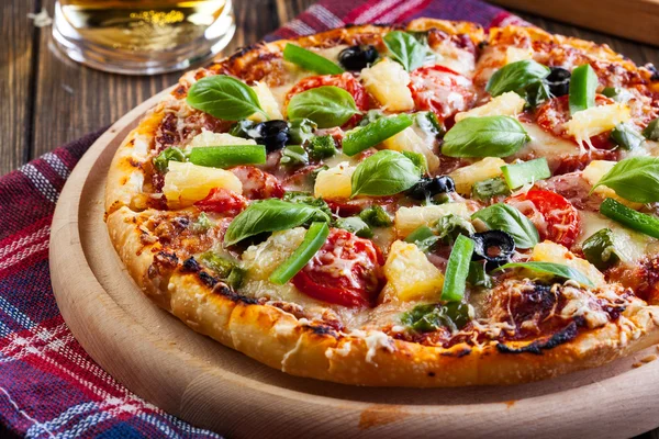 Pizza hawaii met bier — Stockfoto