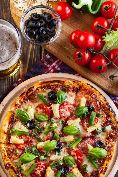 Pizza Hawaii mit Bier — Stockfoto