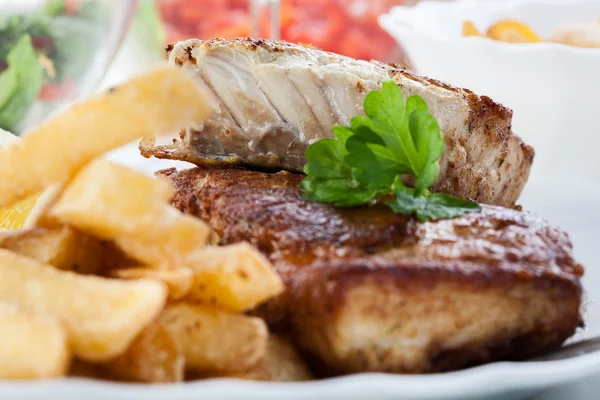 Pescado y patatas fritas —  Fotos de Stock