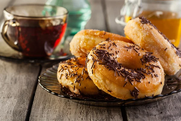 Café da manhã com donuts e mel — Fotografia de Stock