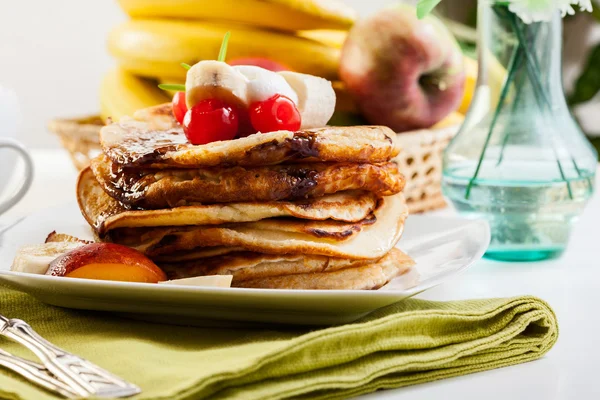 Crêpes à la sauce au chocolat fruit et café — Photo