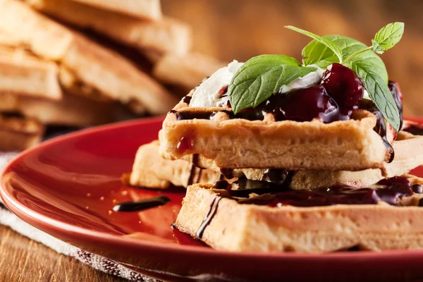 Gofres con salsa de chocolate, crema batida y confitura — Foto de Stock